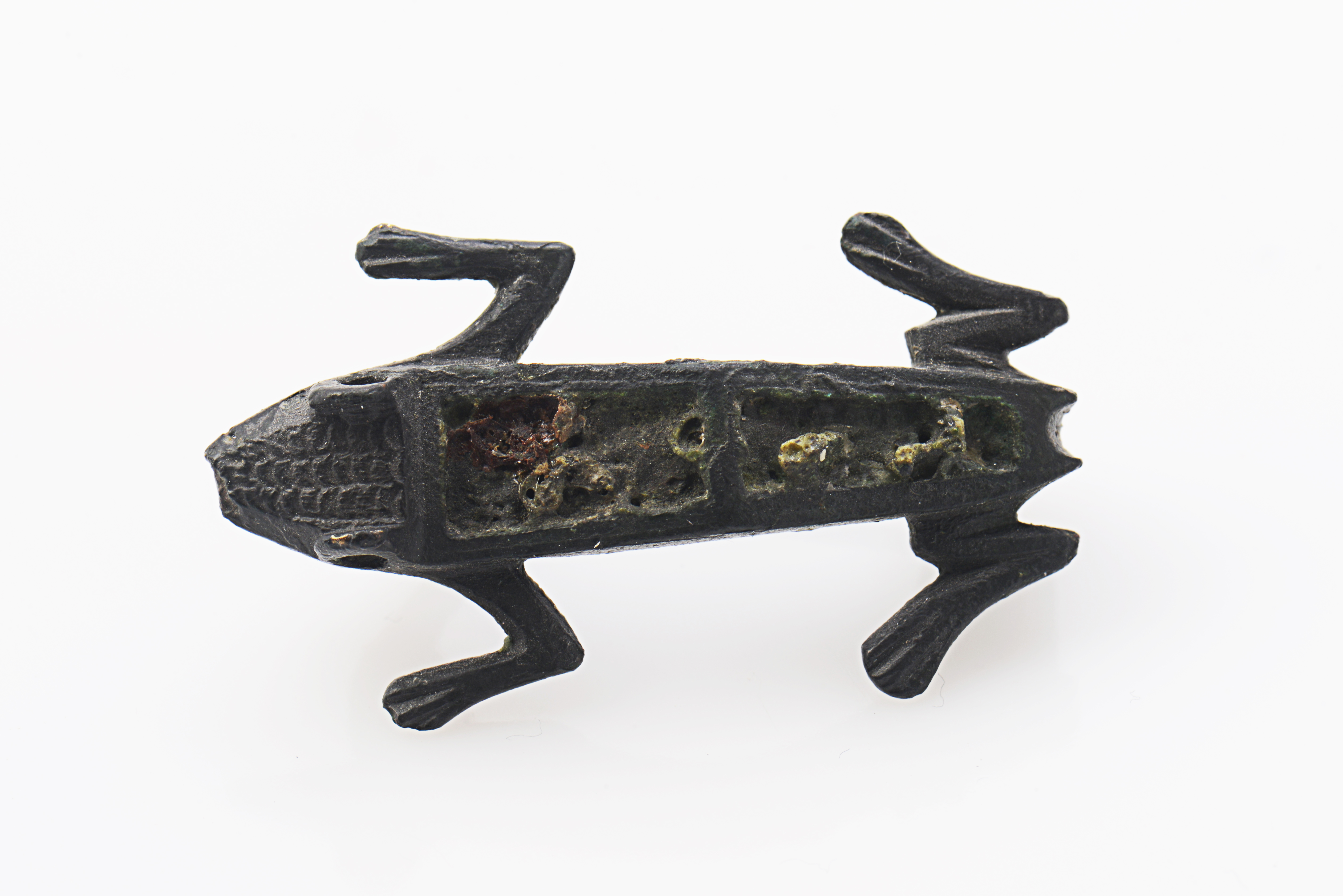 zapinka w kształcie jaszczurki wykonana z brązu 