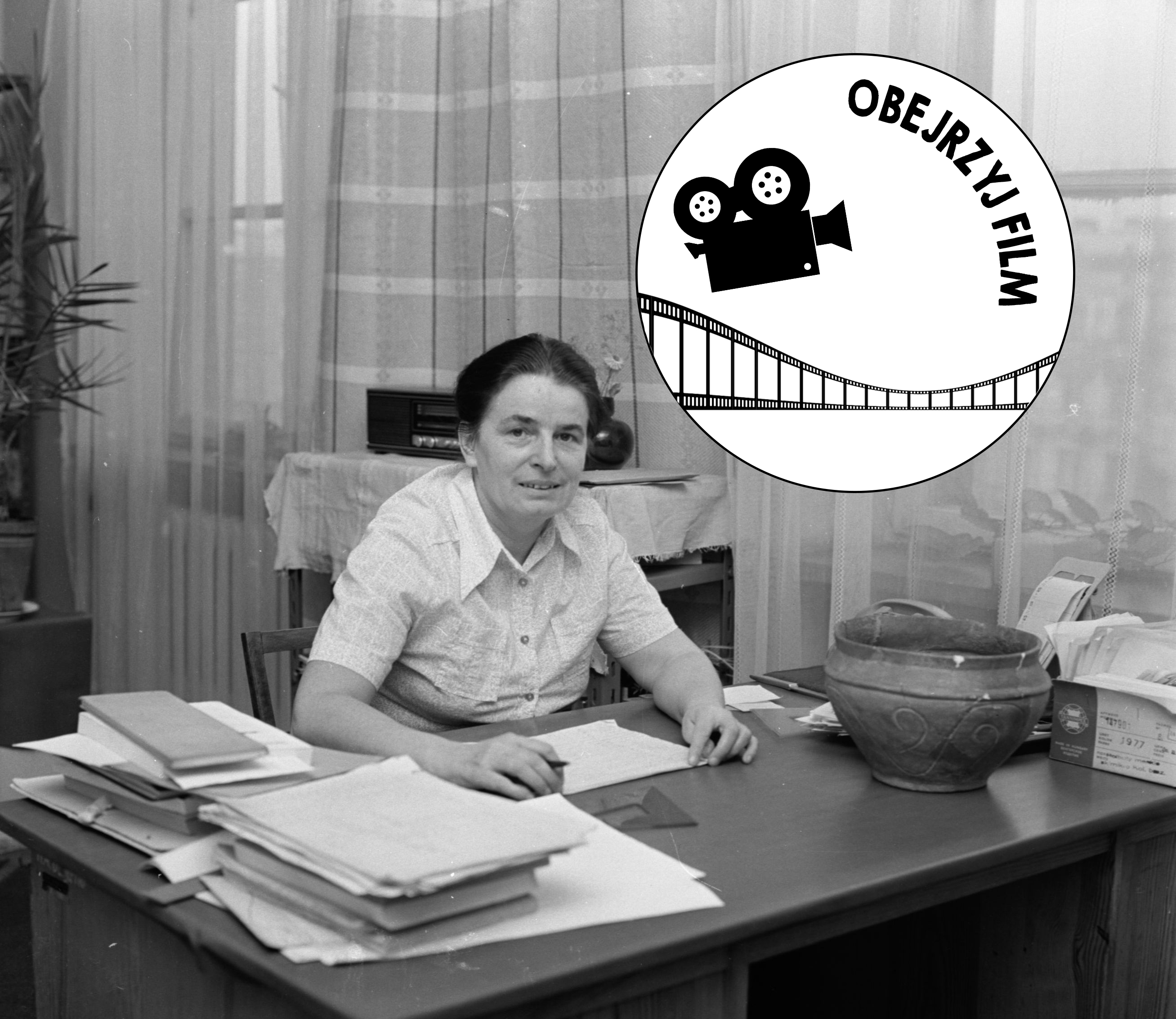 zdjęcie Elonory Kaszewskiej przy biurku 