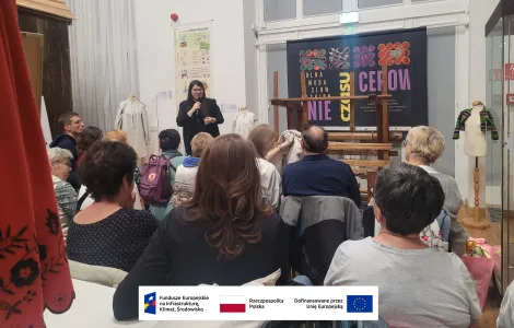 grupa osób słuchających wykładu