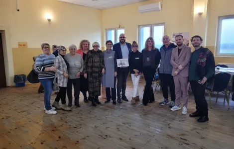 zdjęcie grupowe uczestników warsztatów wraz z organizatorami