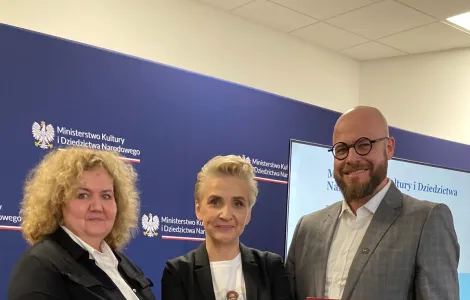 dyrekcja muzeum oraz Joanny Scheuring-Wielgus podczas wręczenia oficjalnej decyzji o dofinansowaniu projektu 