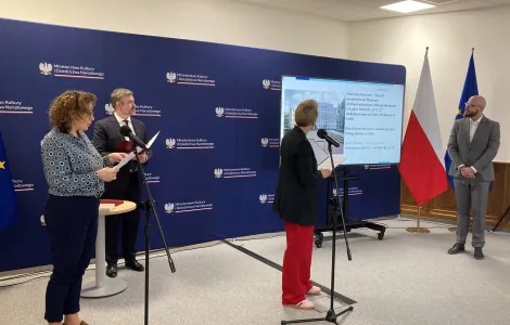 Dyrektor muzeum podczas prezentacji w trakcie przyznania decyzji o dofinansowaniu w ministerstwie 