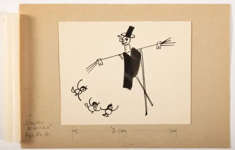 Postać wyglądająca jak strach na wróble,  w cylindrze, zamiast nóg długie szczudła. W lewym rogu 3 wróble