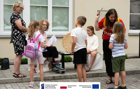 Grupa roześmianych osób podczas quizu etnograficznego