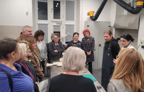 uczestnicy warsztatów podczas prelekcji w pracowni konserwacji