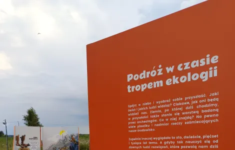 tablica informacyjna traktująca o założeniach projektu stanowiąca tył ścianki wystawowej