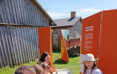 grupa osób siedząca przy stole warsztatowym podczas warsztatów archeologicznych