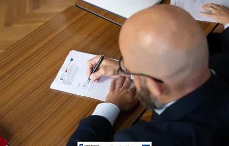 zbliżenie na podpisywany dokument i podpis dyrektora muzeum