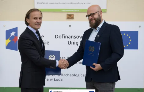 dwóch mężczyzn podających sobie rękę w geście gratulacji 